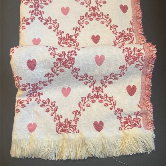 ENVOGUE Hearts & Vine Tapestry Throw With Fringes -Soft & Stylish -50"x 70" - Picture 5 of 9